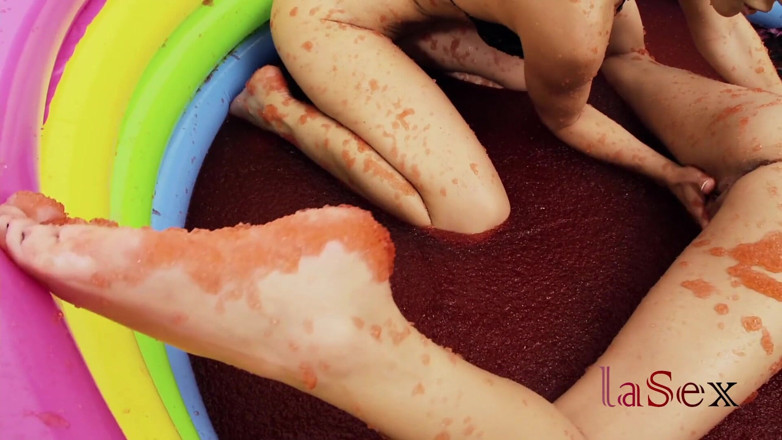 La sex: Krystal Webb and Sammy Jayne fight in Jello