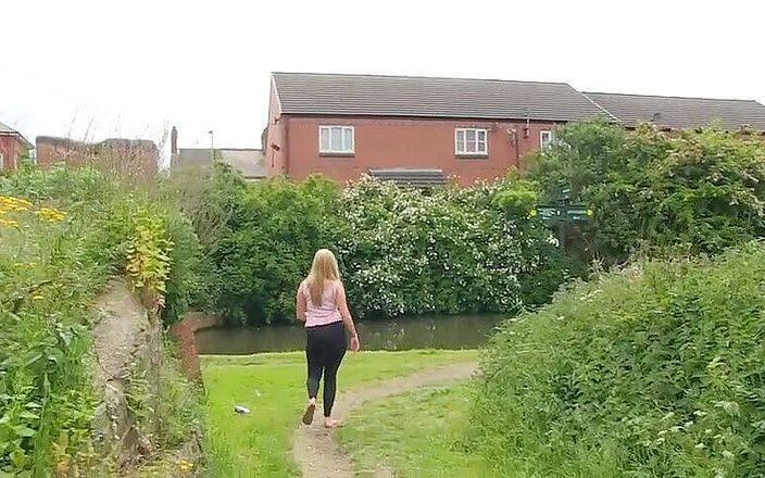 German Amateur: Blonde UK milf pissing outdoors