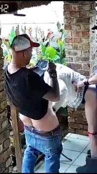 摄像头拍到我的老婆在我工作的时候和我的两个好朋友做爱
