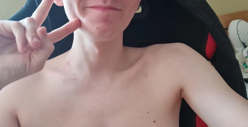 Prettyboi2000x: 为你们挑逗...到处都是剃光和光滑！你会像我在这里那样抚摸我吗？