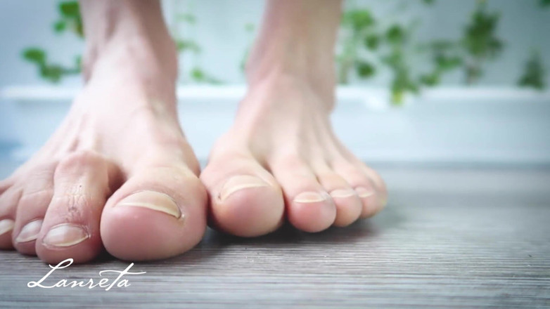 Lanreta: Super closeup feet and toes