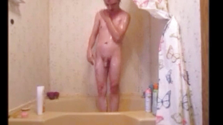 Soloregin: Nerd mariquita en cola de cerdo se desnuda y se...