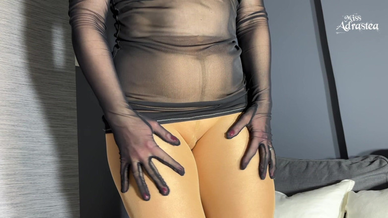 Miss Adrastea: Pantyhose duduk muka!