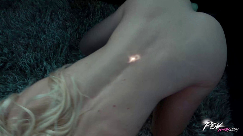 POV Bitch: Sarışın tatlı kız arabada seks sırasında dölleniyor