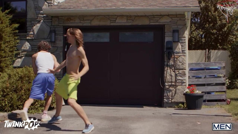 Twink pop studio: Twinkpop - Leo的鸡巴在他的短裤里弹跳 - 克里斯蒂安诺停下来看，摩擦克里斯蒂安诺的屁股