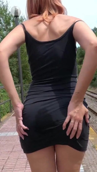 Enorme squirt nella stazione ferroviaria