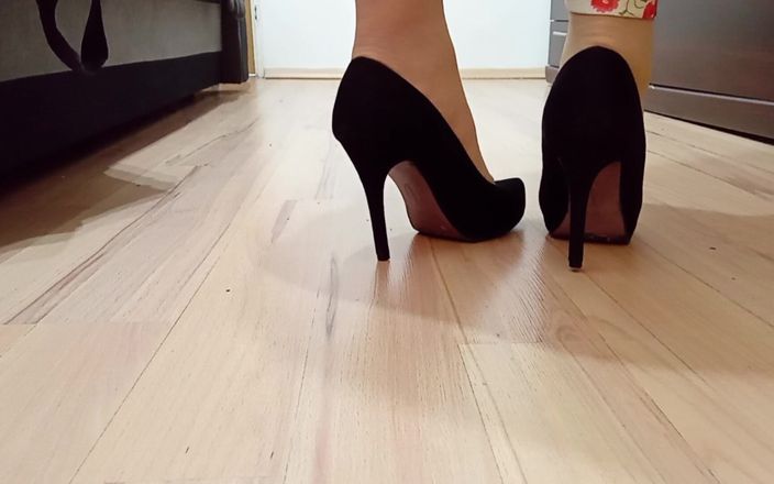 High Heels Kingdom: Travestiet loopt in sexy zwarte suede puntige teen platform hoge...