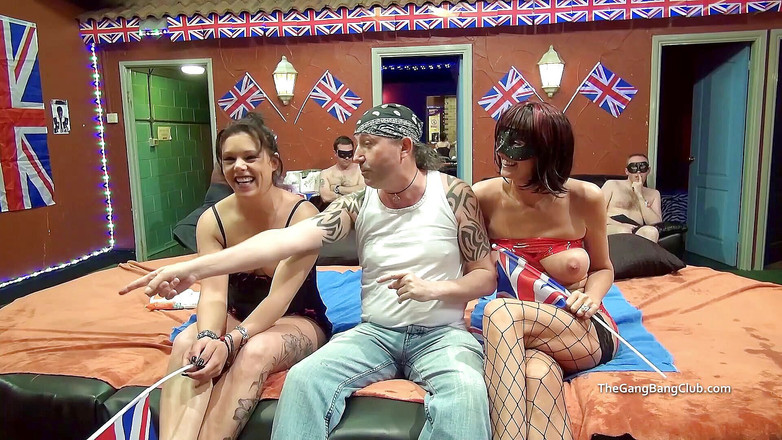 The Gangbang Club: 戴面具的熟女和Trinty在一个小型群交派对上