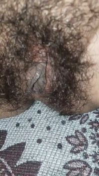 Menjolok pepek matang berbulu panasnya
