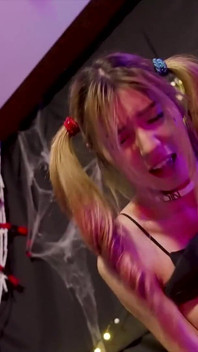 Li Zhiyan je ošukaná na halloweenské sex párty oblečená jako Harley Quinn