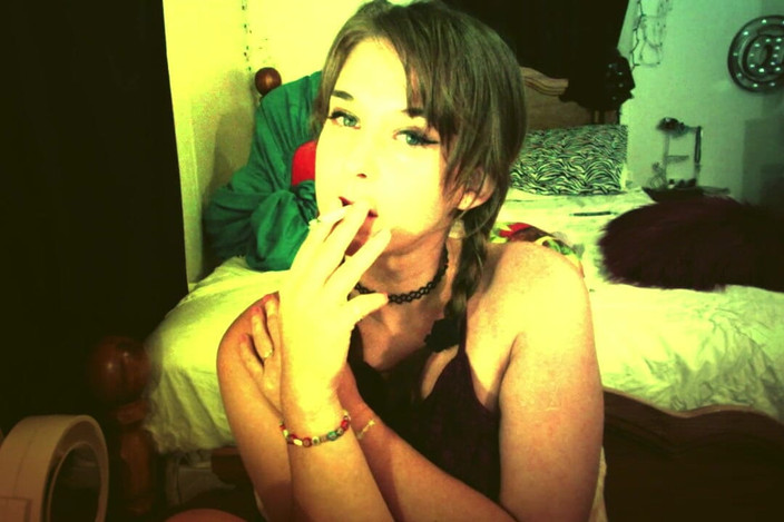 Alli Anderson: Fumare e rilassarsi