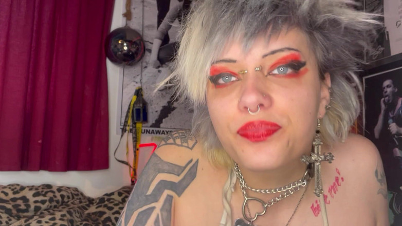 Glitterqueen1999: Awek goth goth dengan gincu merah tour mulut