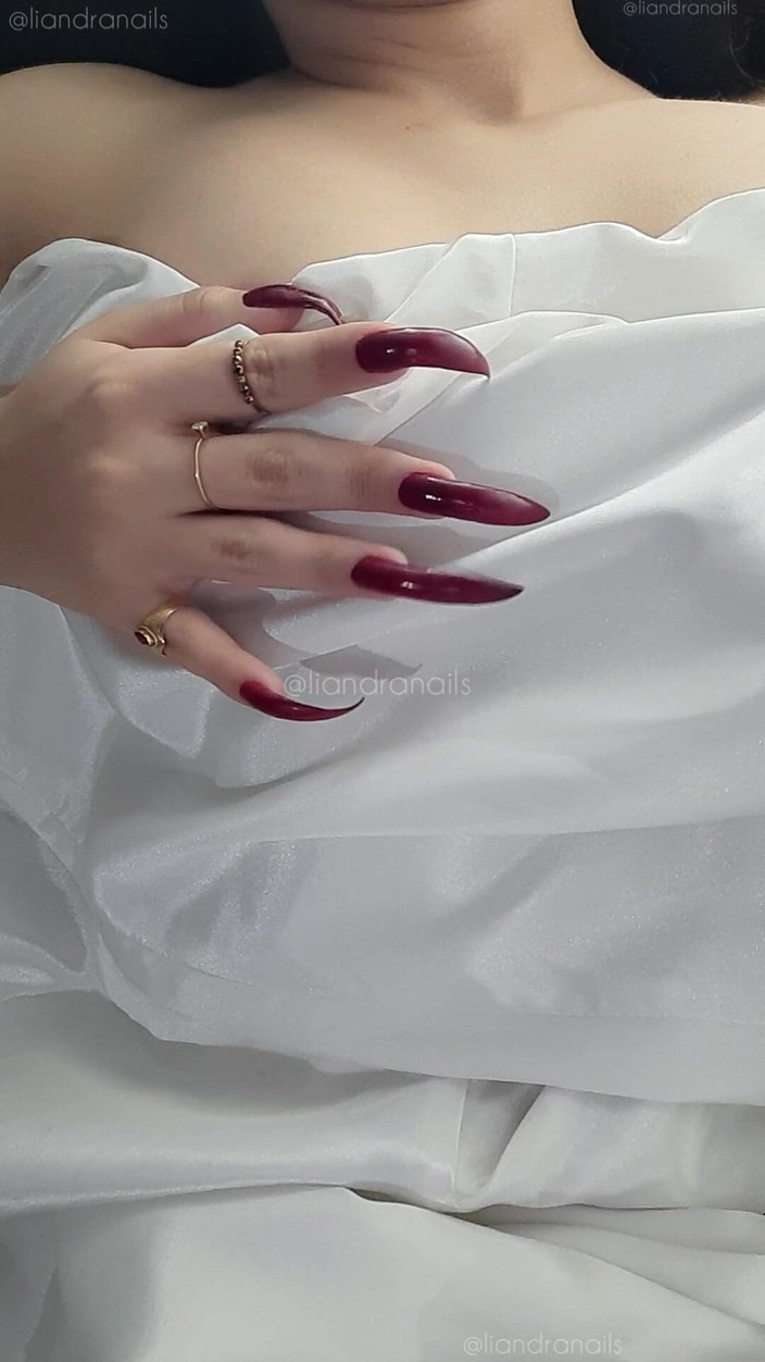 Goddess Li: Unghie enormi