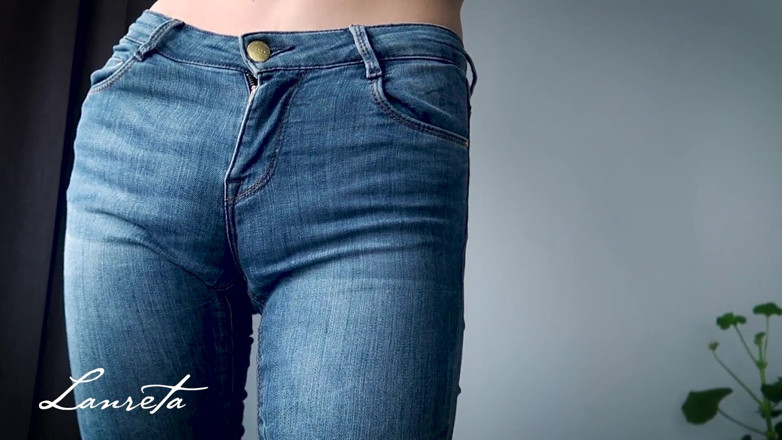 Lanreta: Sexiest Wetting Under Skinny Jeans