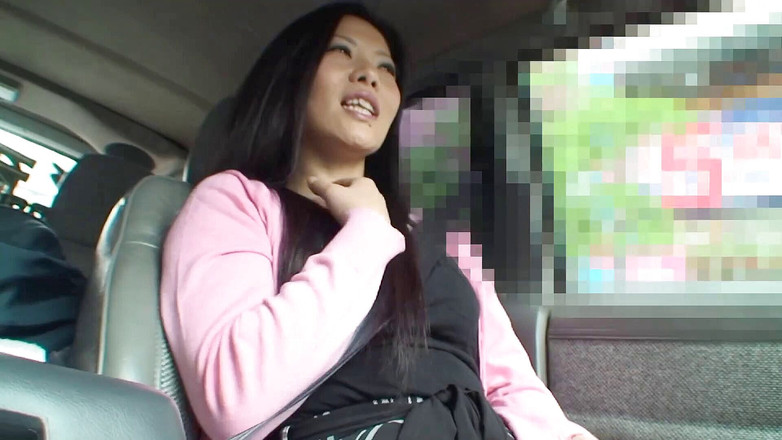 Asiatiques: Brünette mieze masturbiert mit vibrator im auto