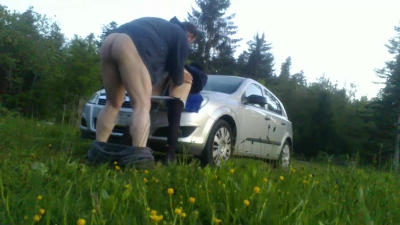 Toilet Mommy: 在汽车的引擎盖上弯曲我，像猪一样操我 第2部分