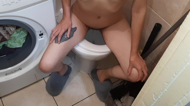 Lesbian-illusion: Een mager meisje kleedde zich uit in een openbaar toilet,...