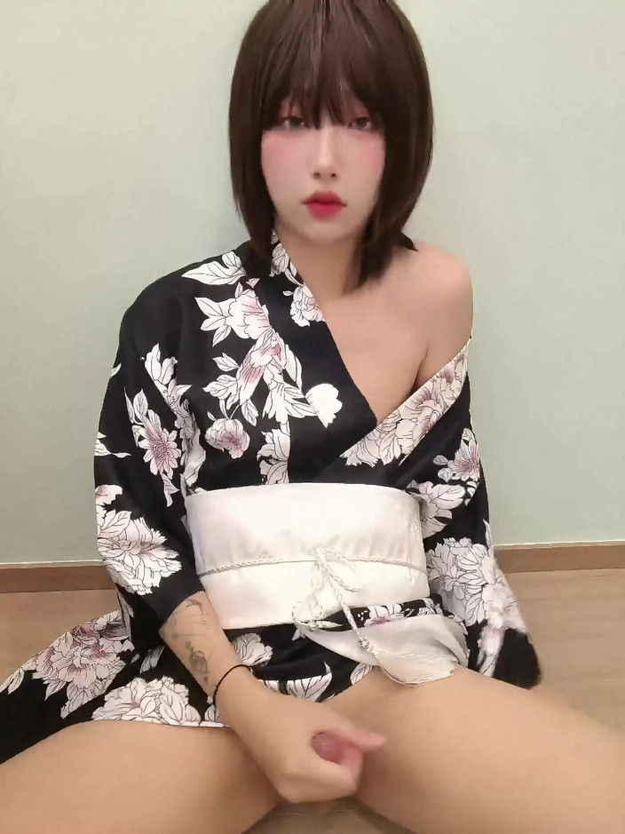 CD_XiXiouo: Ladyboy Asia super cantik lagi asik mainin kontol besarnya,kamu mau...