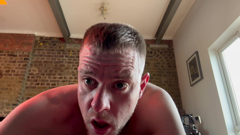 davidedpxxx: Je baise une Tradie britannique sexy à la fenêtre de ma...