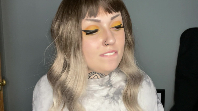 Miss Valentina: Masturbace v posteli vedle manželky