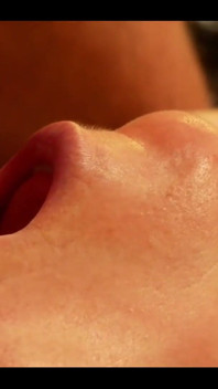Ik hou zoveel van sperma drinken en het sperma in mijn mond laten vullen voordat ik slik