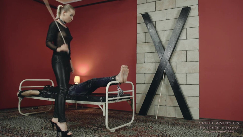 Cruel Anettes fetish world: Бастинадо на кровати