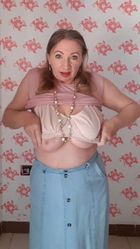 Huge Tits and Shaved Pussy: Mariaold MILF Do Striptease and Fingering