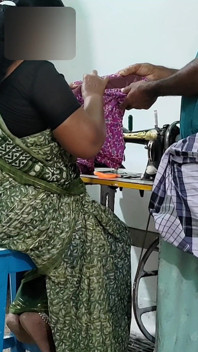 Ibu mertua saya menjahit pakaian dan saya berkongkek dengannya seolah-olah saya membantunya