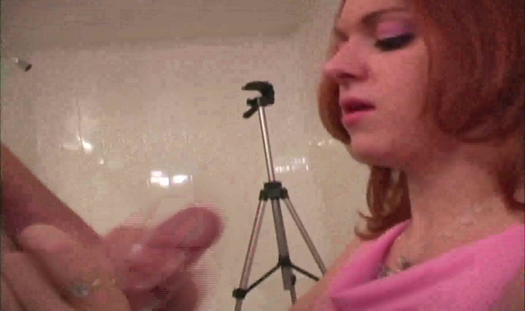 Femdom Austria: Genç kızıl saçlı yarakla mastürbasyon yapıyor