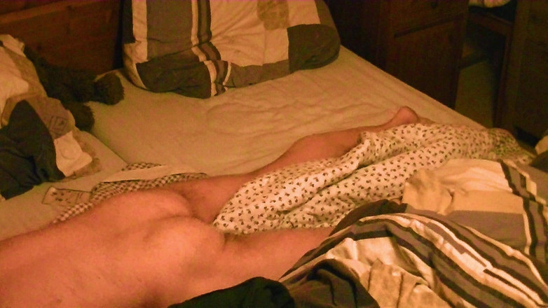 Mark Hannes: Masturbare goală pe pat