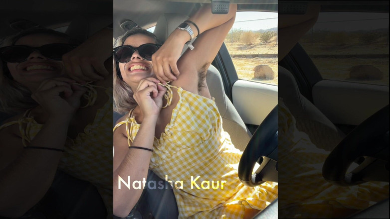 Natasha Kaur: Bojujem s mými šaty s připínáky