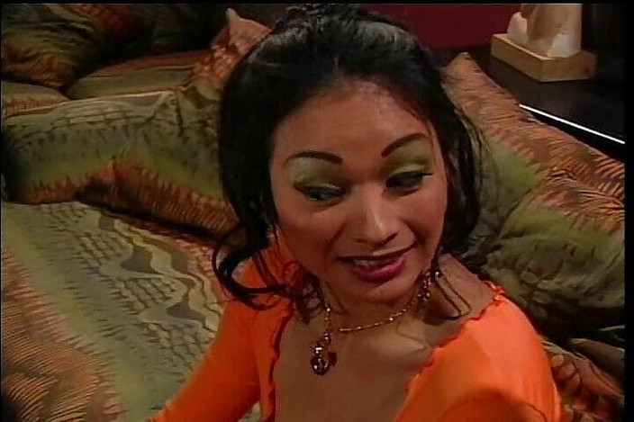 Perv Milfs n Teens: Aziatische met grote tieten, neukt harde pik met haar natte...