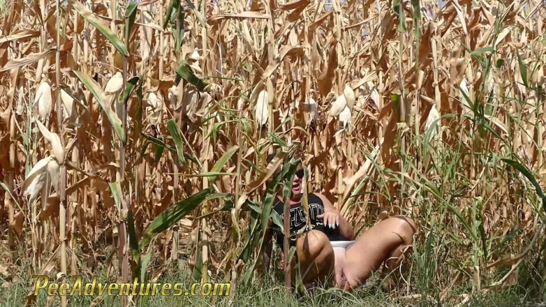 Pee Adventures: Pee in a corn field