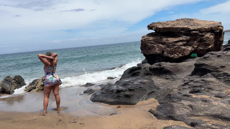 Emma Voyeur: Public Pee Desperate on the Beach
