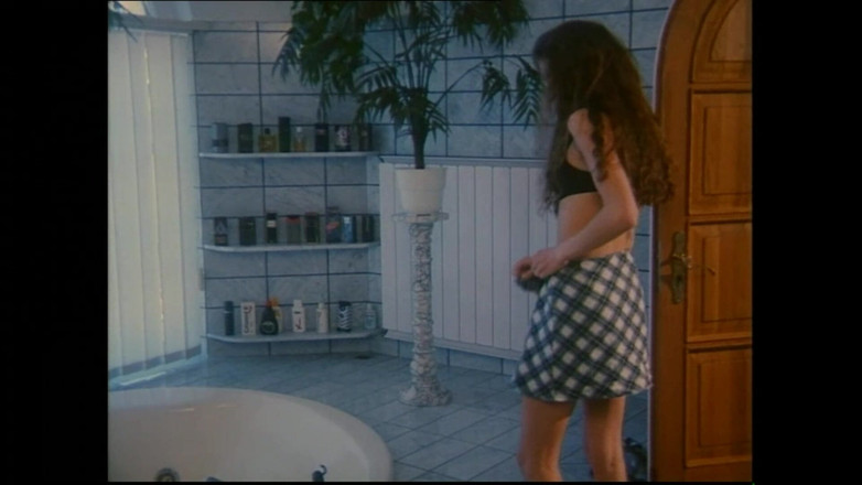 FM Video VOD: 米莉·达布拉乔 （Milly D'abbraccio） 和萨拉·杨 （Sara Young） 出演：家庭 - （原版完整电影未剪辑）