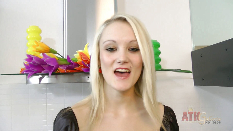 ATKIngdom: Любительська дівчина мастурбує