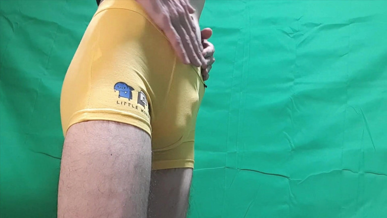 HeIsSooThin: Vyzkoušejte žluté chlapecké sukně