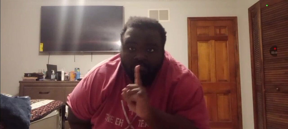 Andrew Adams: Evde yalnızken yatak odasında dildoyla oynuyor