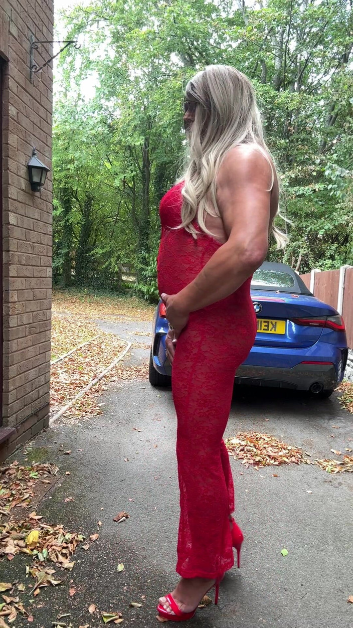 Kellycd2022: Seksi kırmızı tulumlu ve topuklu seksi travesti kellycd2022