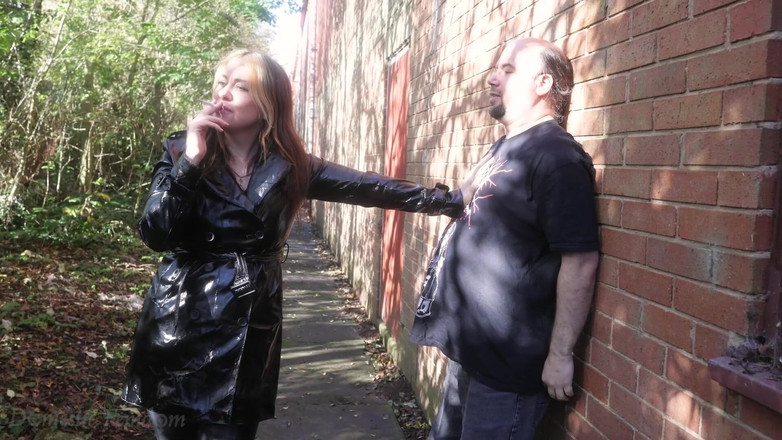 Domestic femdom: 使用陌生人作为她的烟灰缸