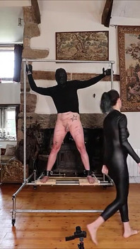 Fouetter zéro sur le cadre de bondage