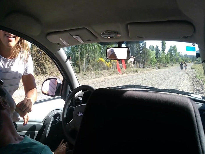 LadyRoma: Neznámá teenagerka mě masturbuje v mém autě na ulici