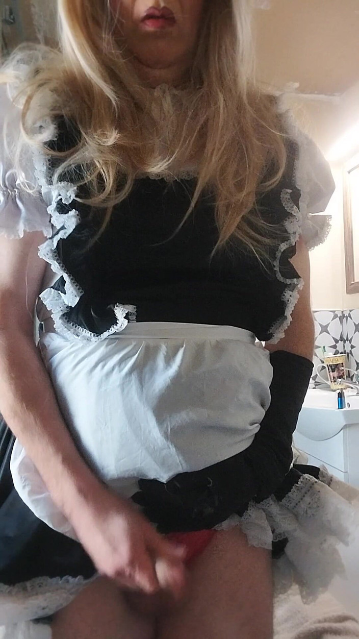 Cindy Belfast: 淫荡的娘娘腔女仆在值班