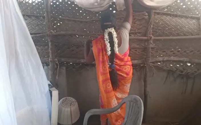 Priyanka314: Tamil Housewife Big Boobs Show in Village House