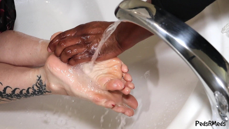 PedsRMeds: Chloe Lyrae si fa coccolare i piedi