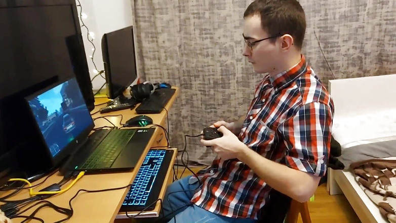 Alex and Luiza: 女大学生在玩电子游戏时打断了她的书呆子同学