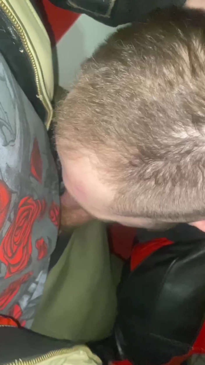 KinkySirius: 金基西里乌斯穿着查夫·斯卡利服装，在车站厕所里被一只穿着皮夹克的熊