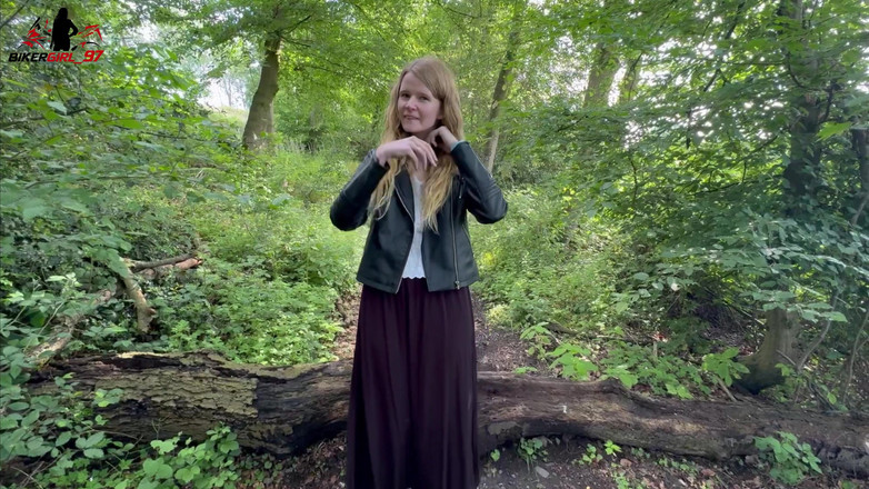 Bikergirl_97: Yürüyüş parkurunun ortasında amcık endişeli!