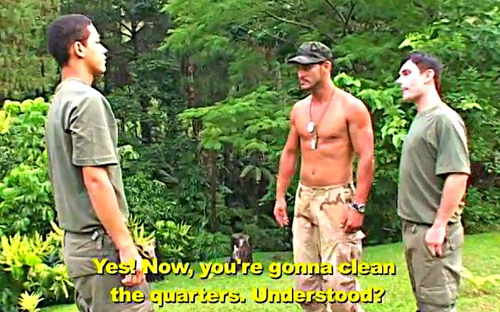 Gays Case: 筋肉質の軍曹は、バラックのクリーニングのタバコで生の新兵を見つけました