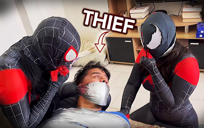 Selfgags femdom bondage: Ein mann mumifiziert von Tape Gag, liebende spinnenmädchen!